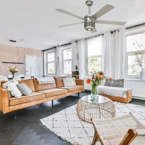 Ventilateur en alu chrome de la marque CASAFAN dans un salon de maison moderne